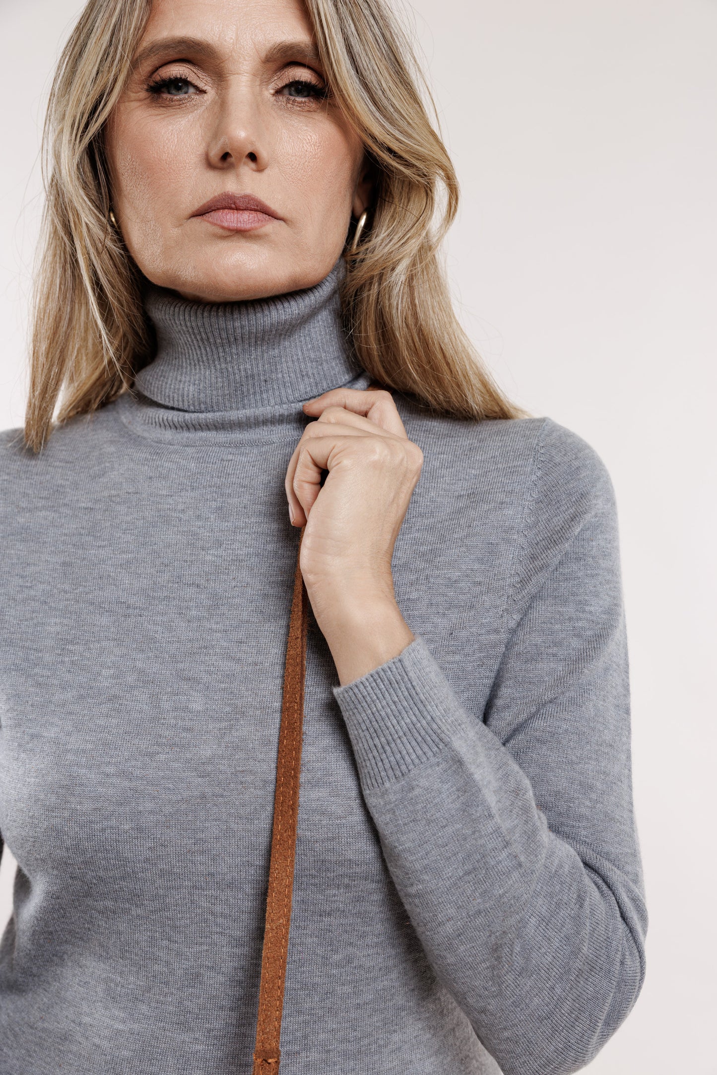 Pelēka trikotāžas kleita