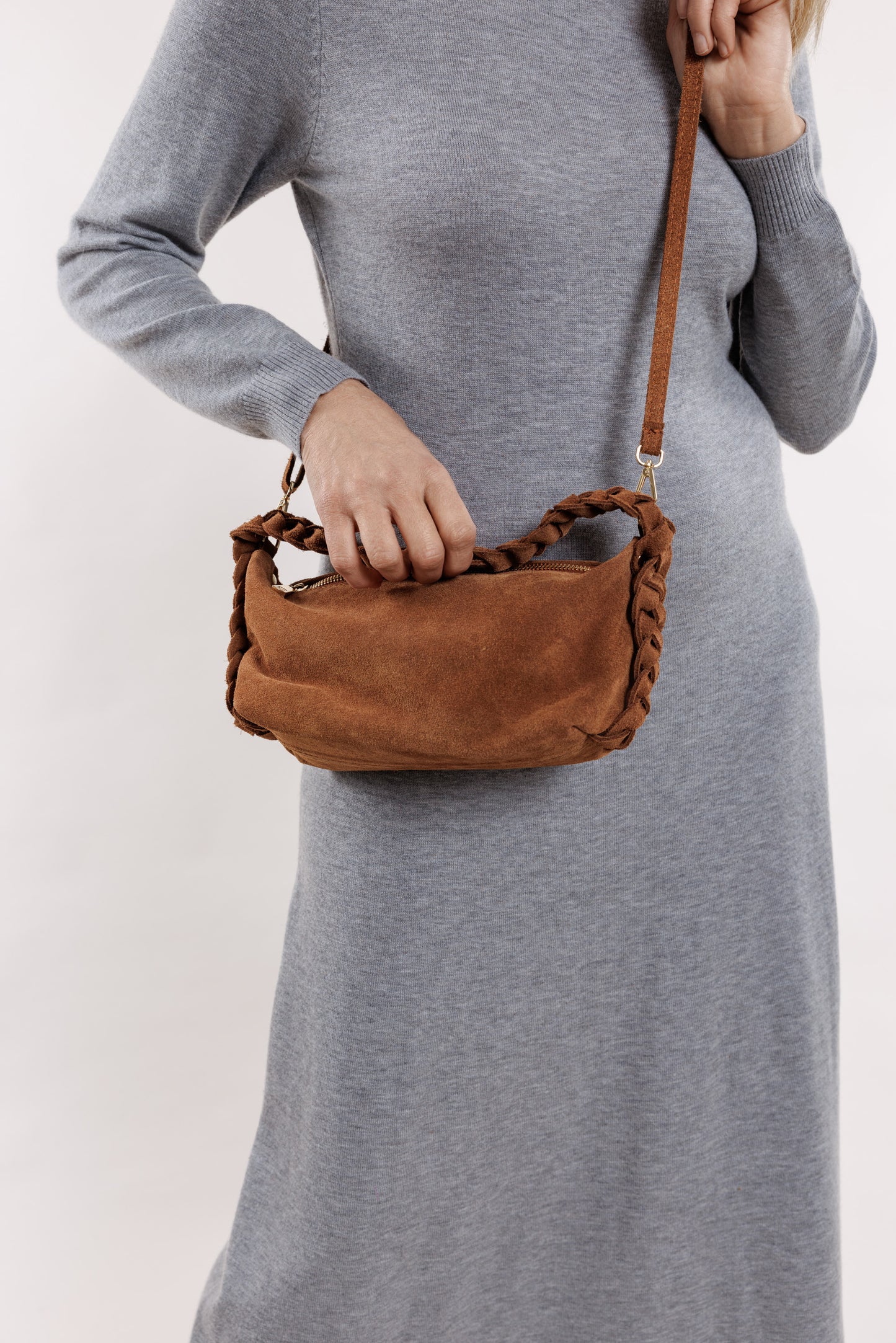 Ruda toņa zamšādas somiņa ar pīni