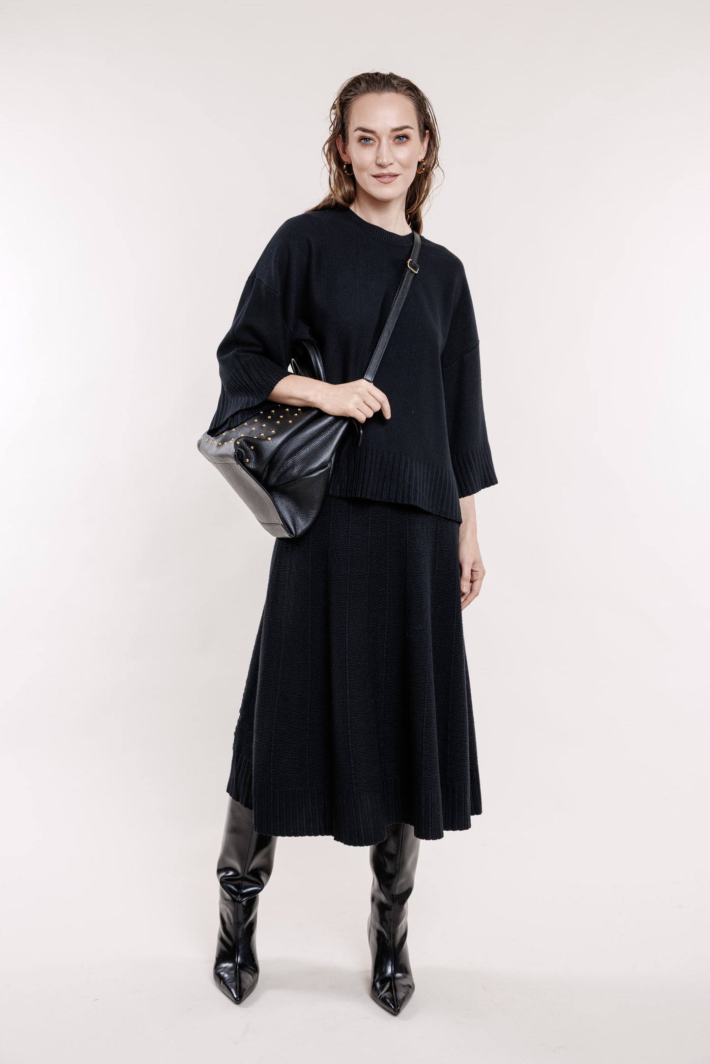 Melna ādas soma ar metāla pumpiņām