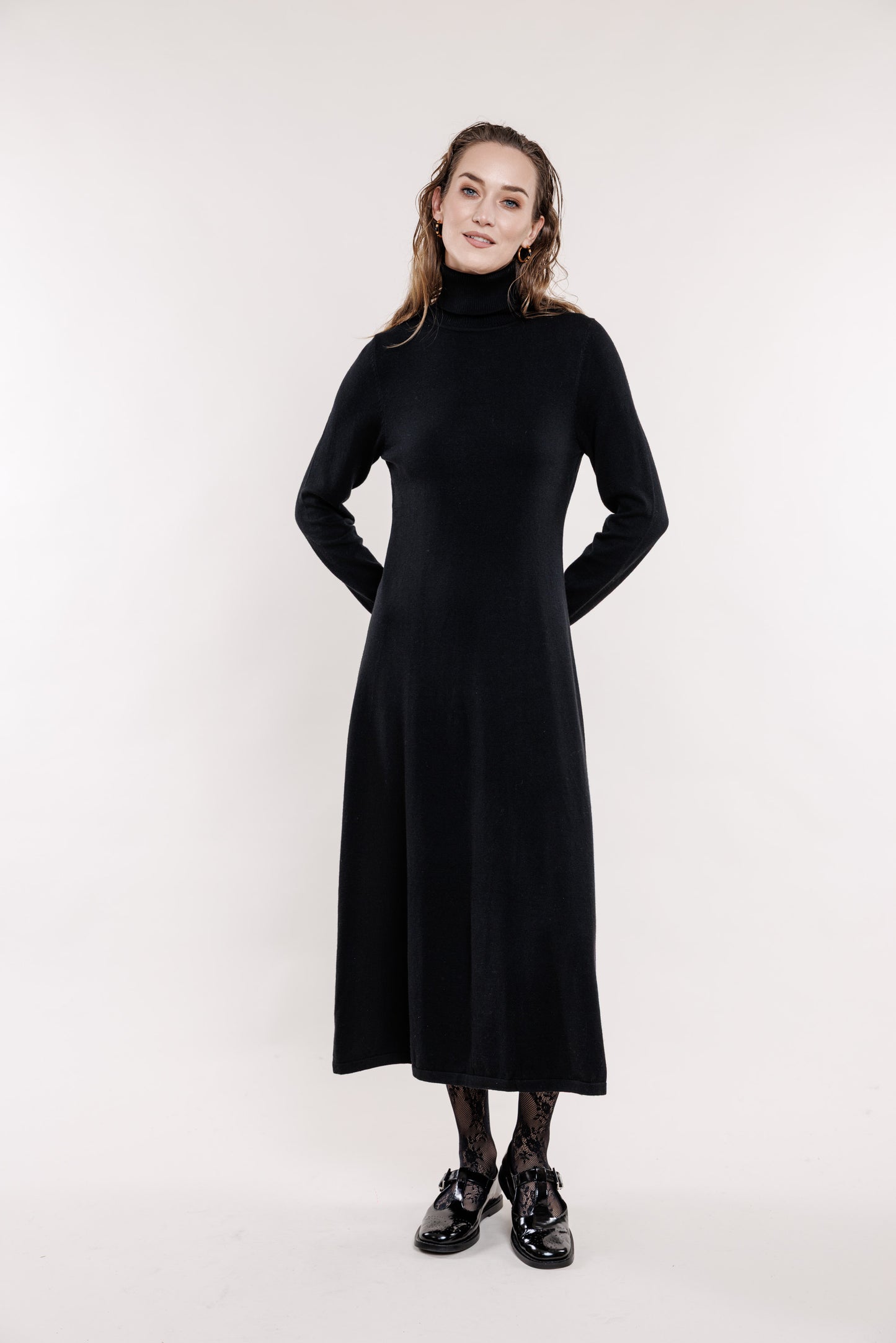 Melna trikotāžas kleita