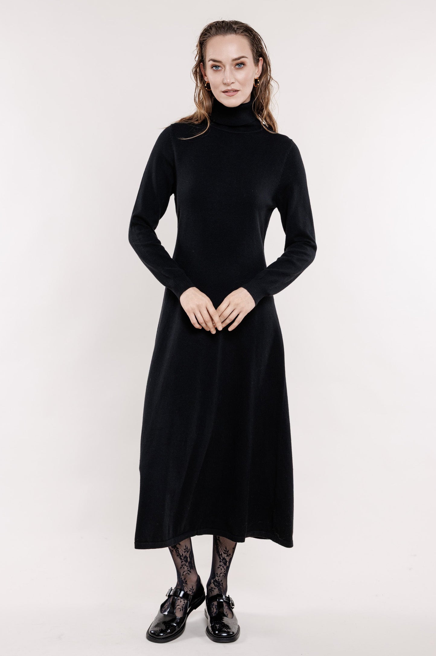 Melna trikotāžas kleita