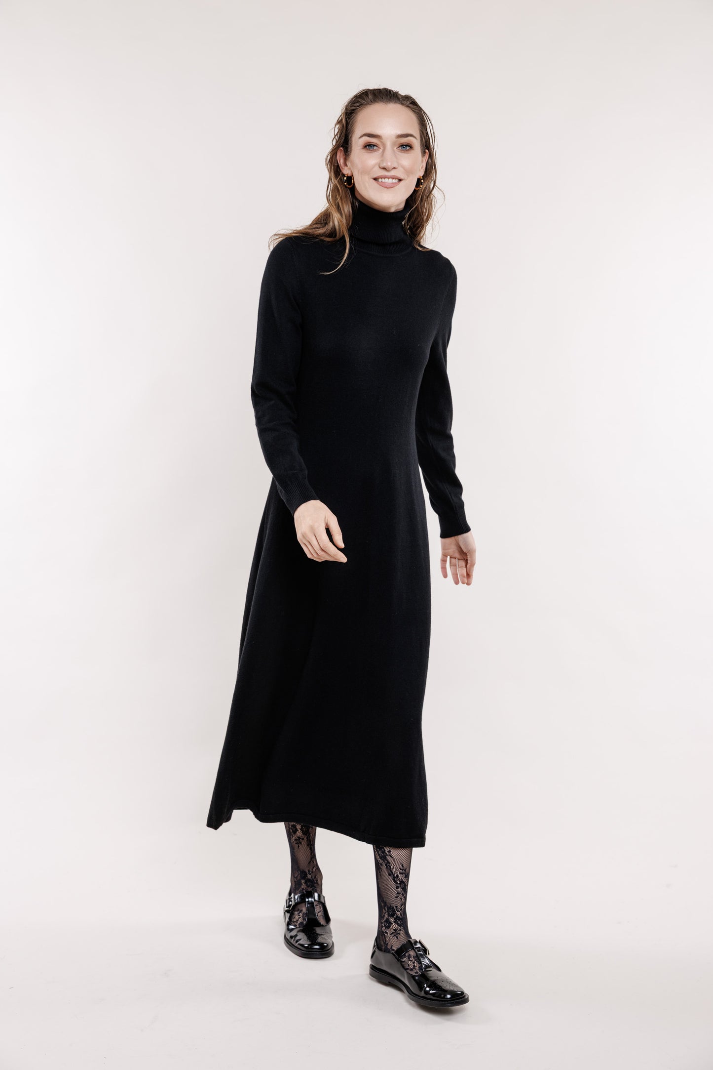 Melna trikotāžas kleita