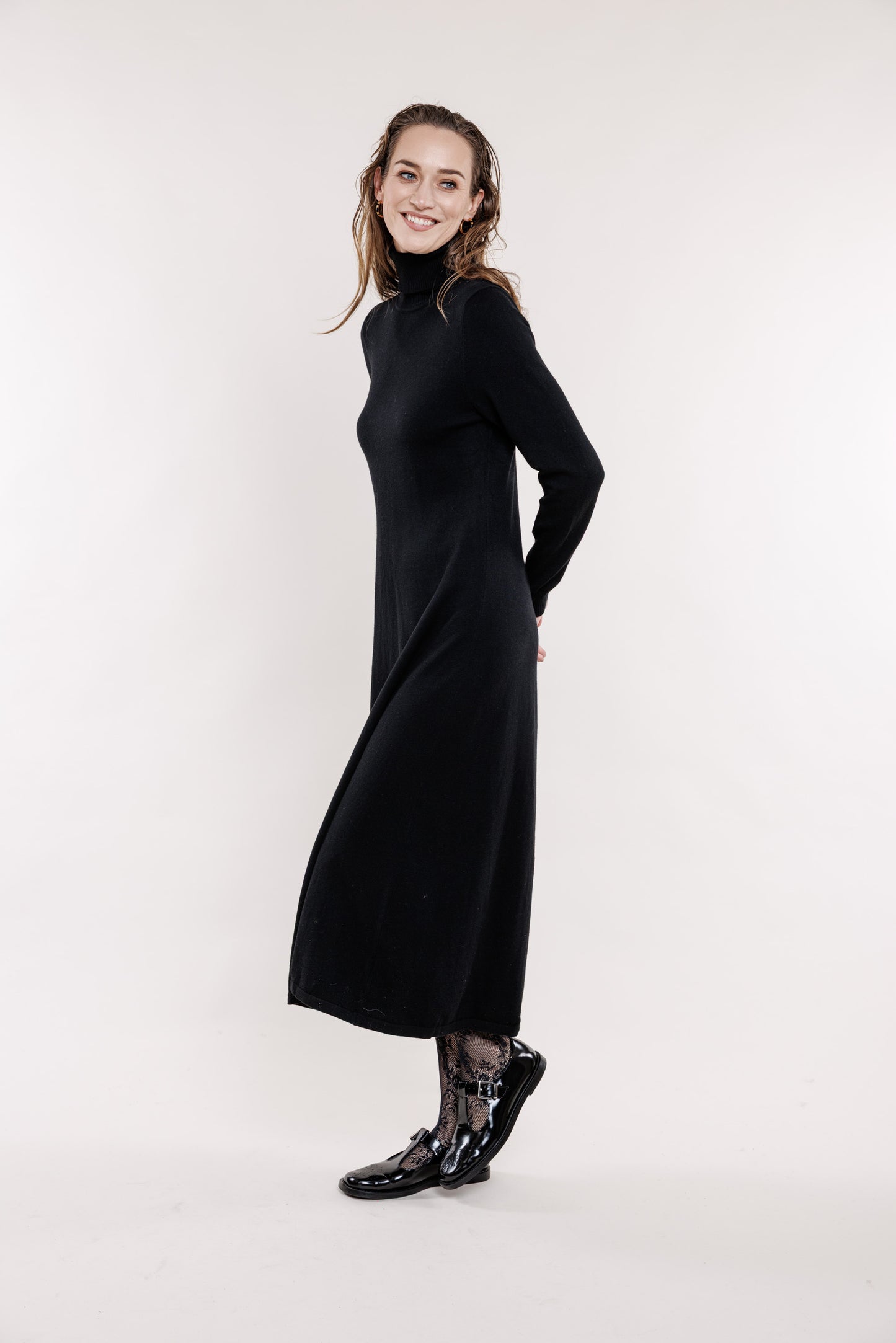 Melna trikotāžas kleita