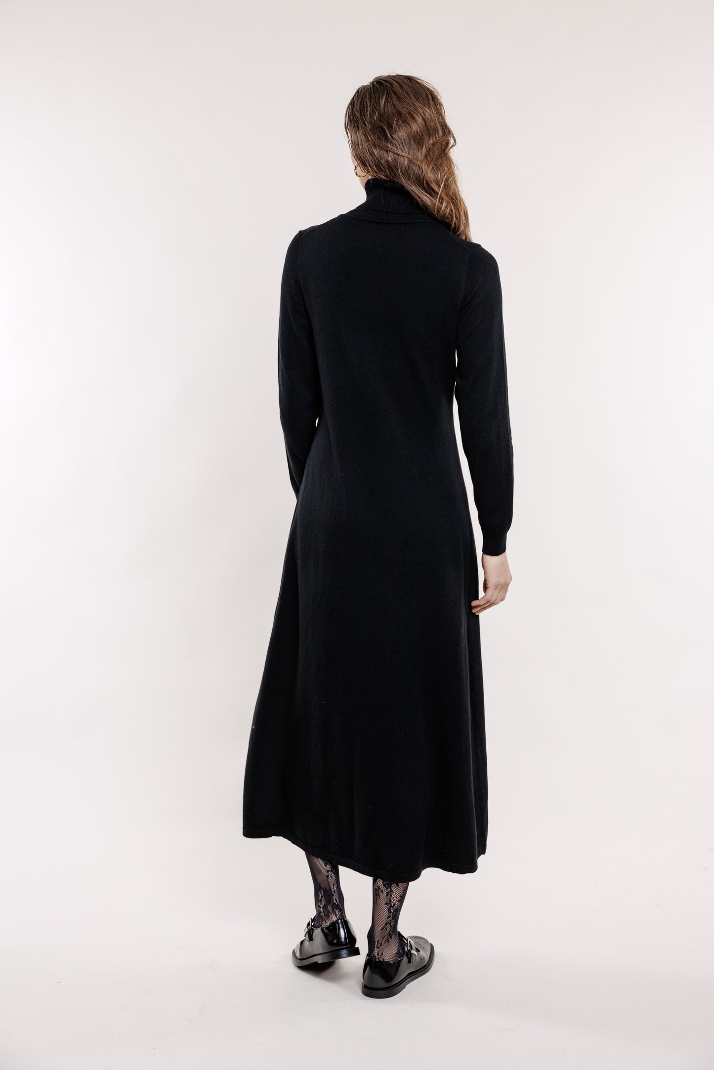 Melna trikotāžas kleita