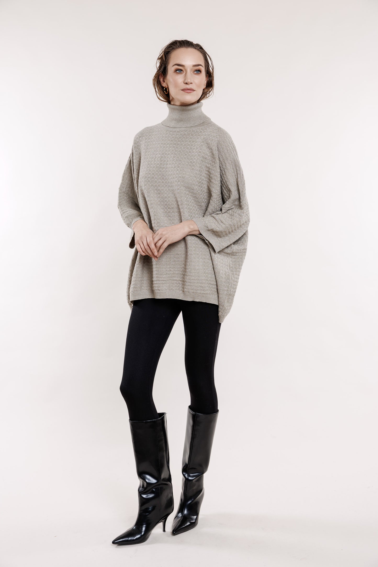 Adīta tunika bēšīgā tonī