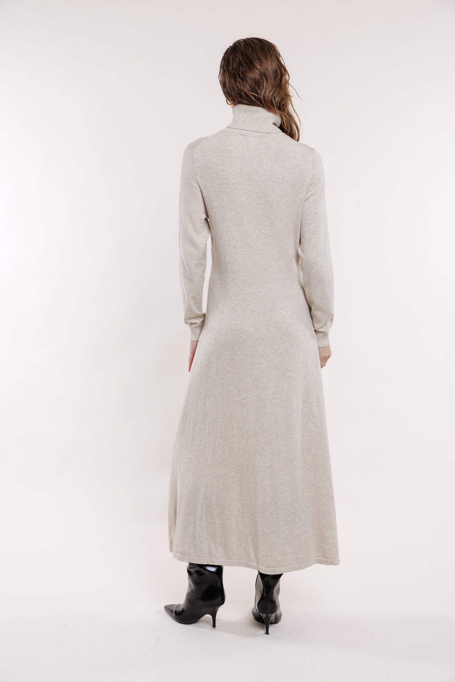 Krēmīga toņa trikotāžas kleita