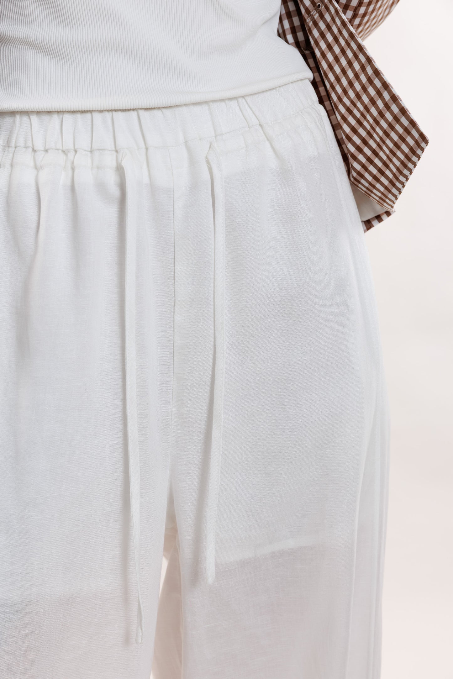 Baltas linu bikses ar oderi