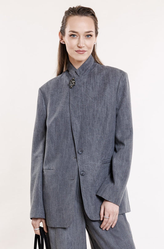 Pelēka žakete no krītoša auduma