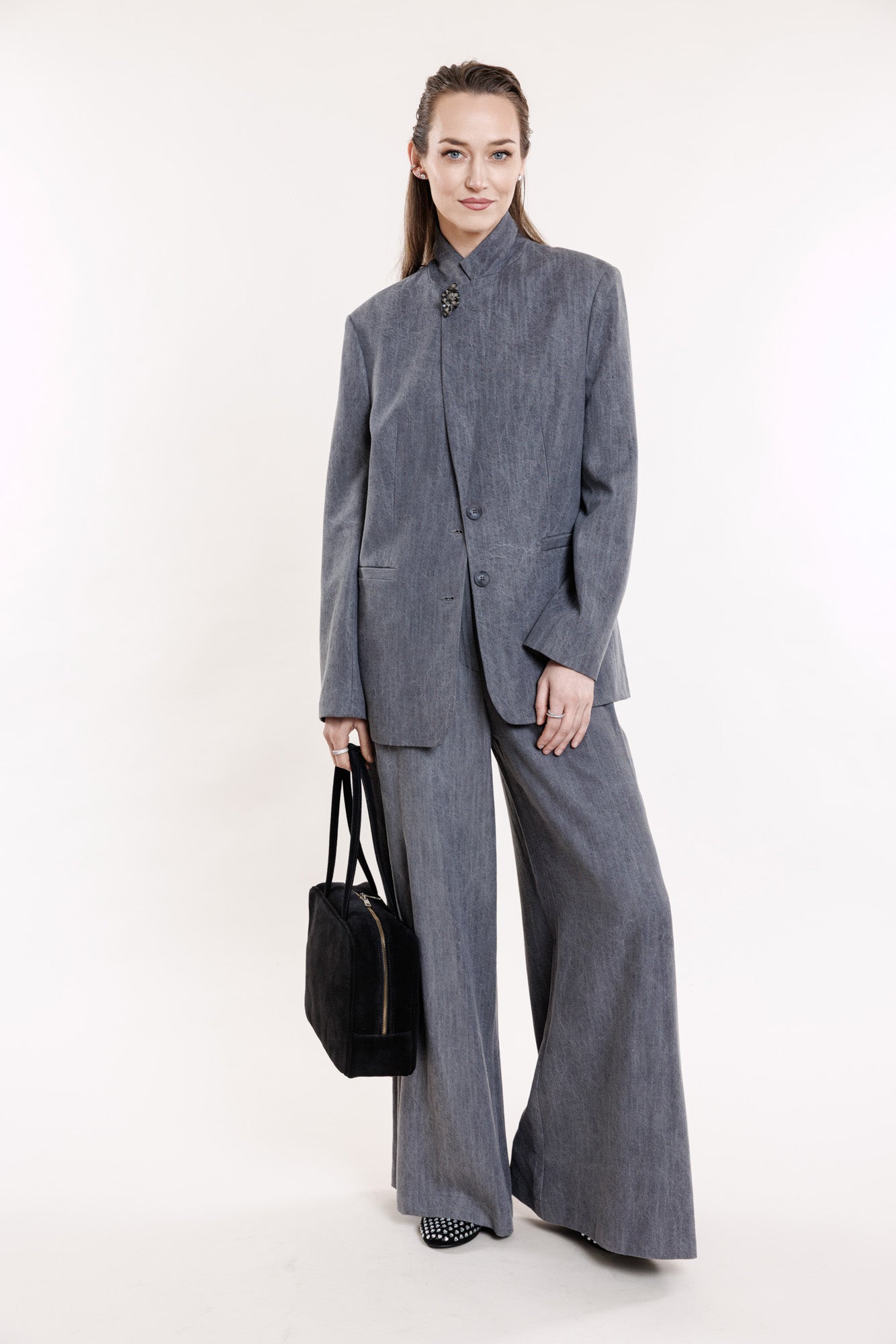 Pelēkas bikses no krītoša auduma