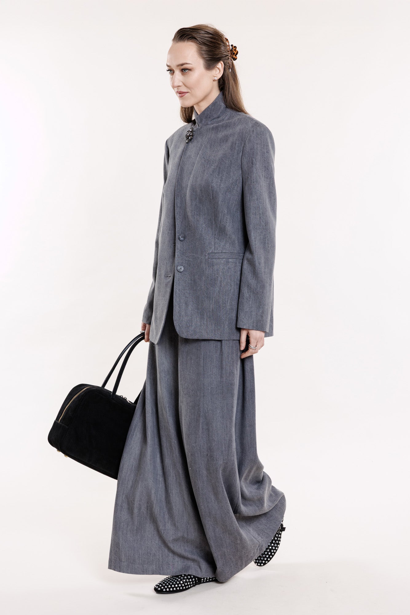 Pelēka žakete no krītoša auduma