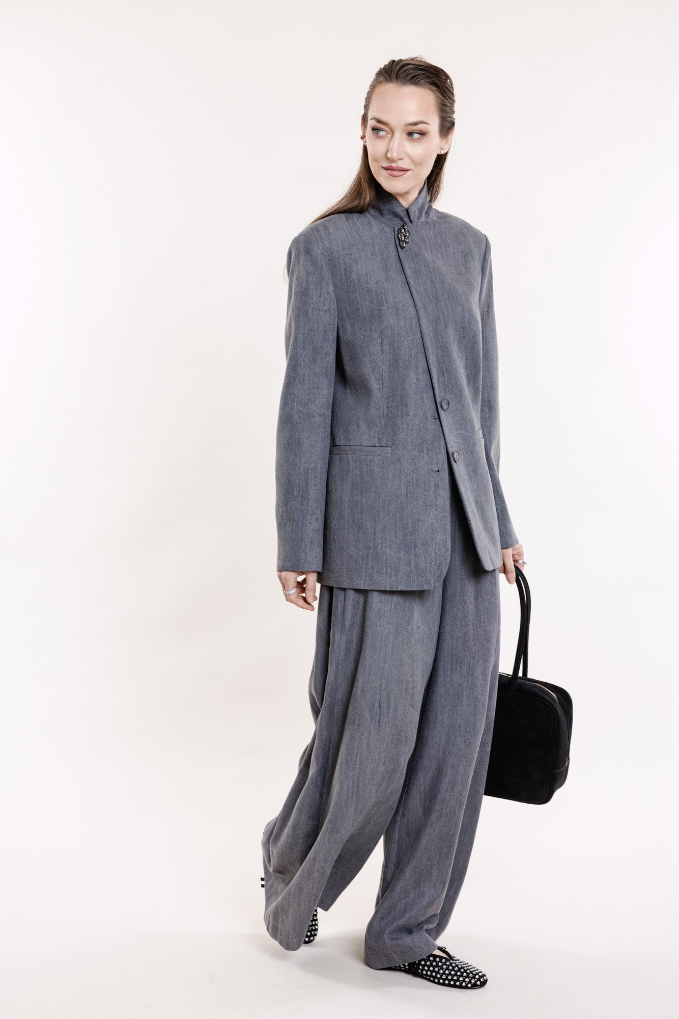 Pelēka žakete no krītoša auduma