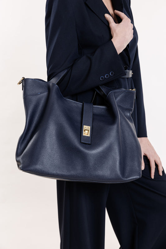 Lielā soma tumši zilā tonī