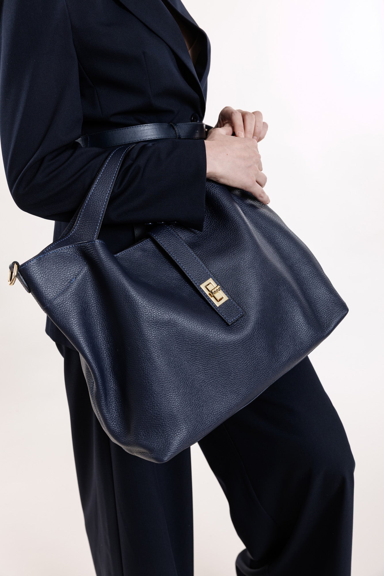 Lielā soma tumši zilā tonī