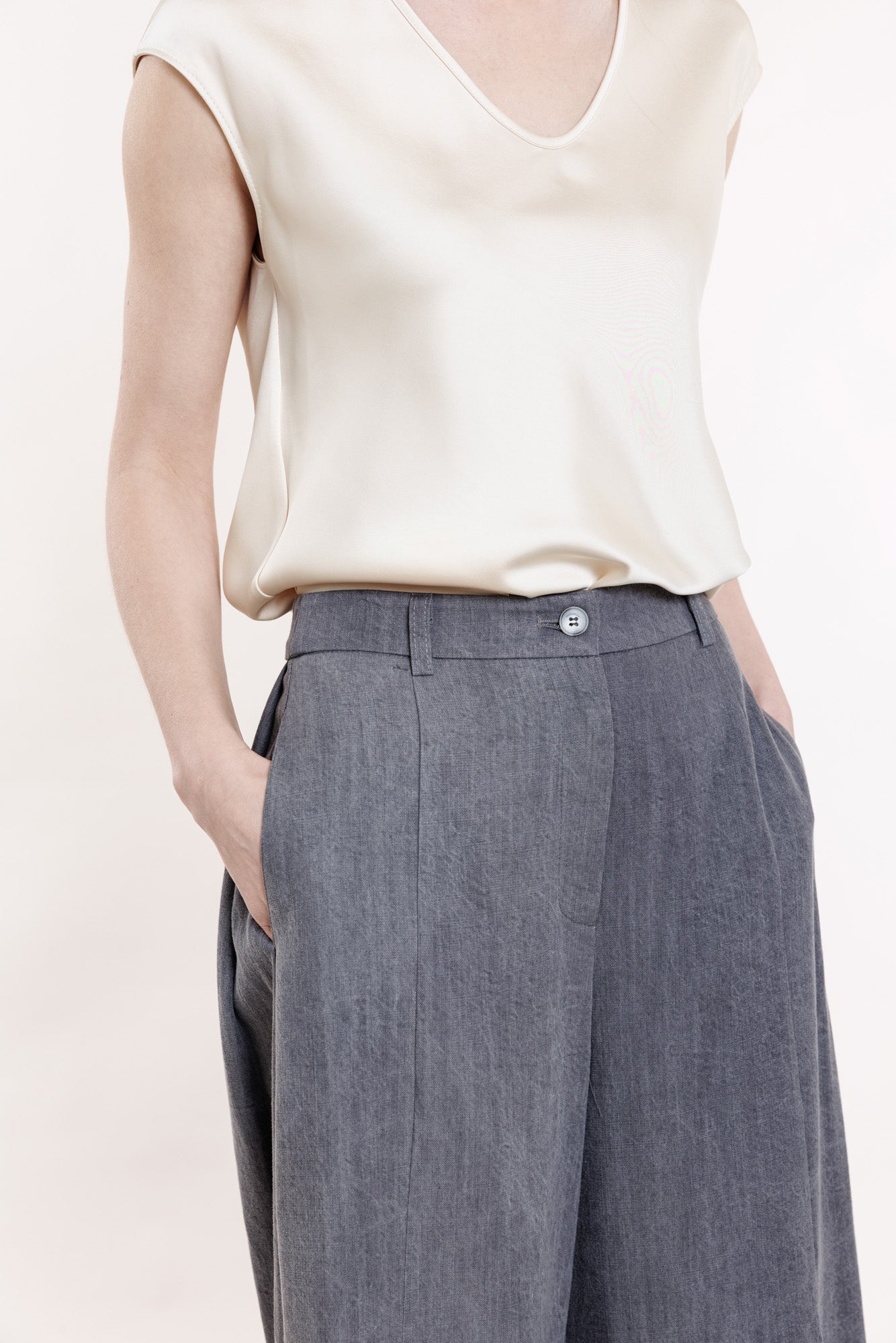 Pelēkas bikses no krītoša auduma