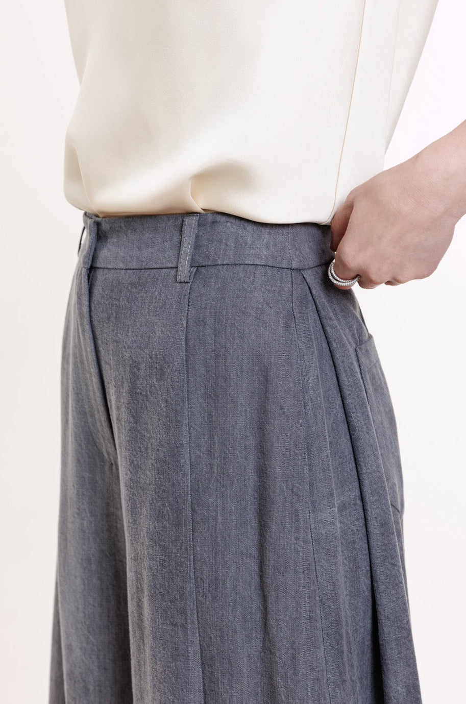 Pelēkas bikses no krītoša auduma