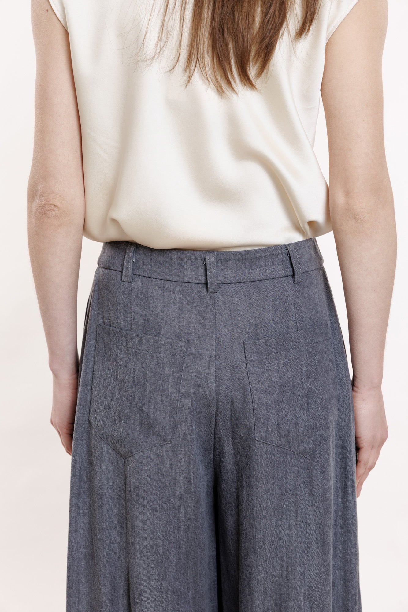 Pelēkas bikses no krītoša auduma