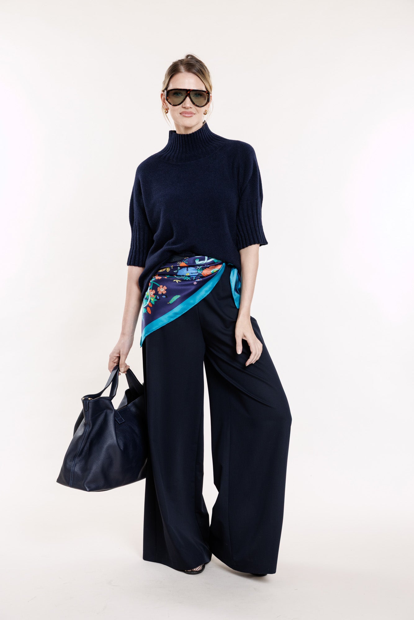 Tumši zilais lakats ar ziediem