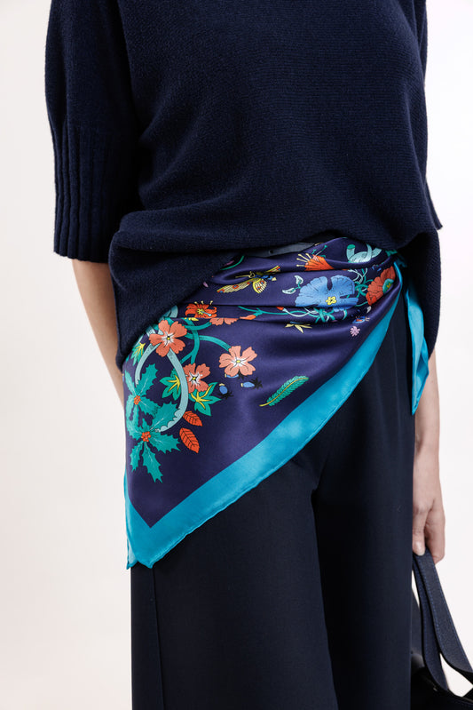 Tumši zilais lakats ar ziediem