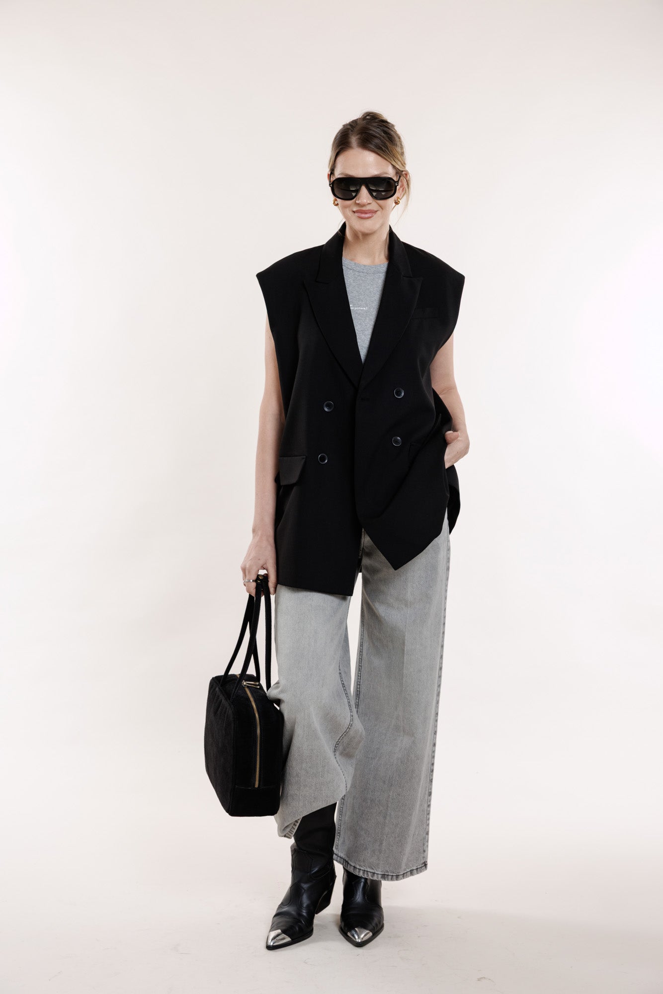 Veste melnā krāsā