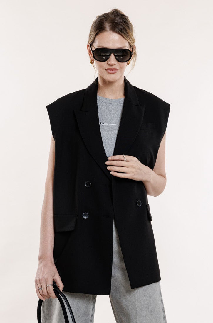 Veste melnā krāsā