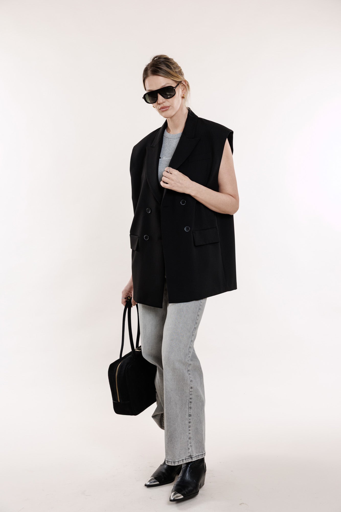 Veste melnā krāsā