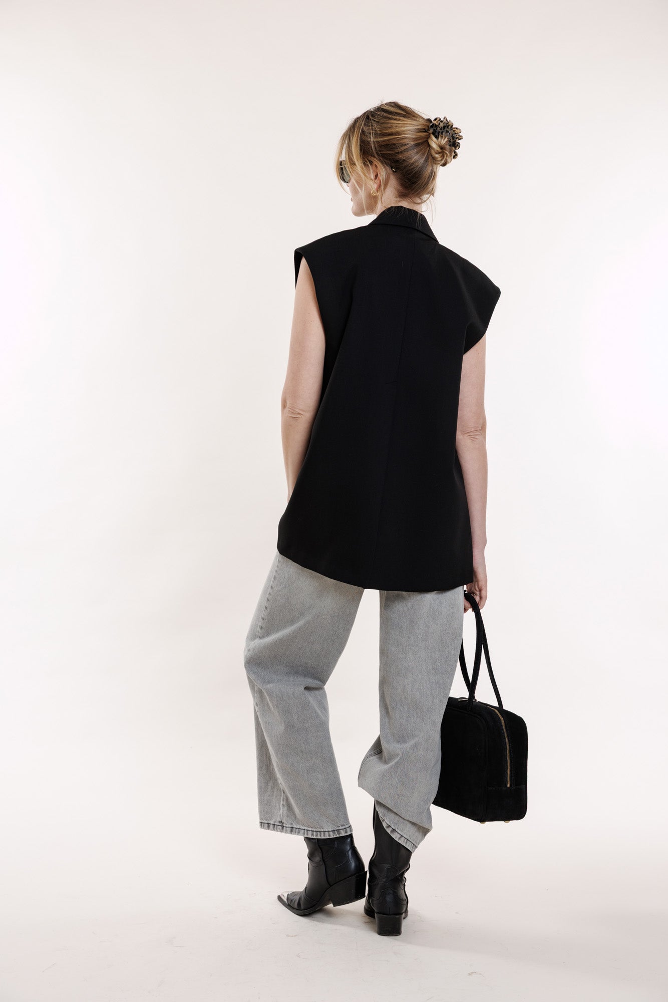 Veste melnā krāsā