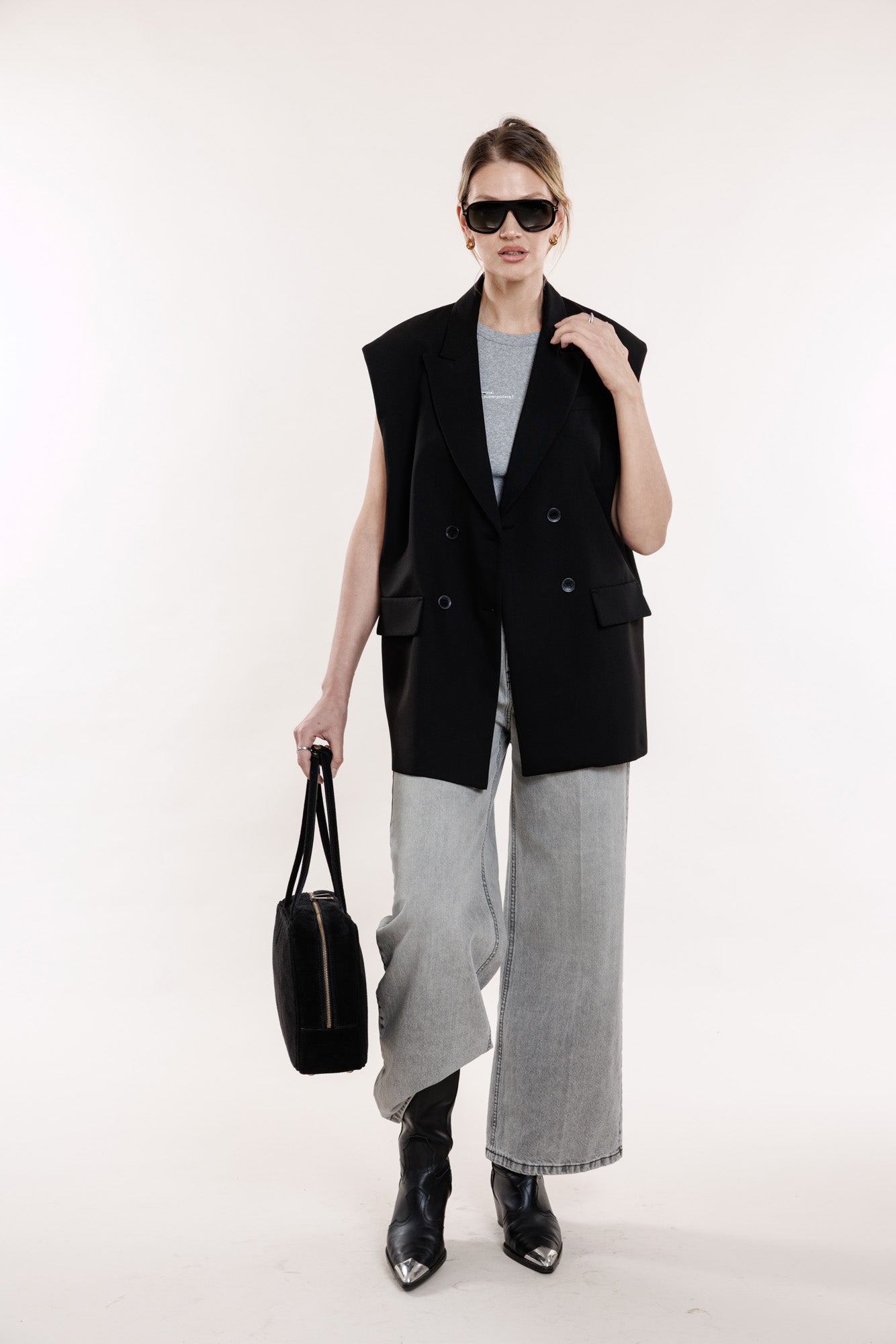 Veste melnā krāsā