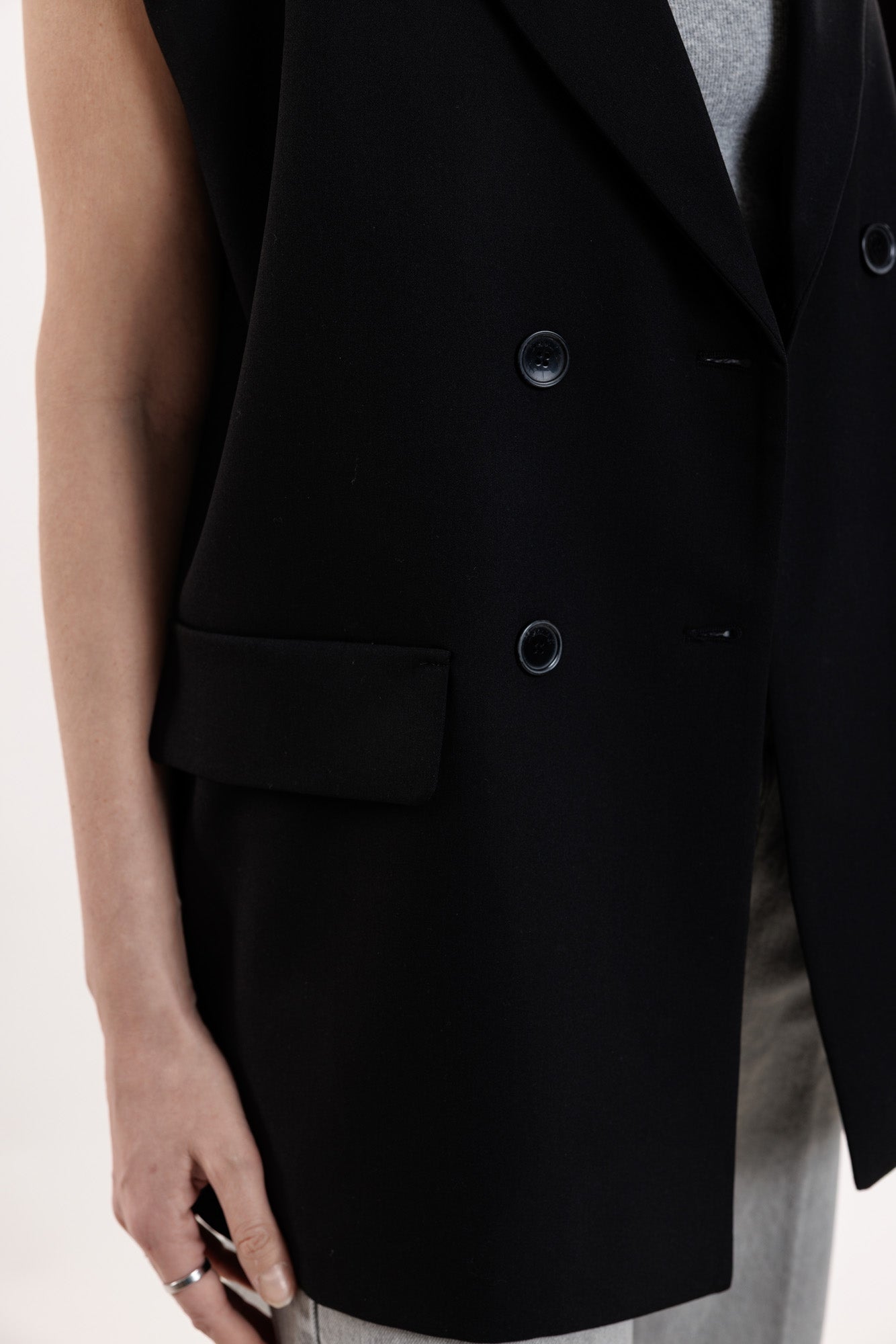 Veste melnā krāsā