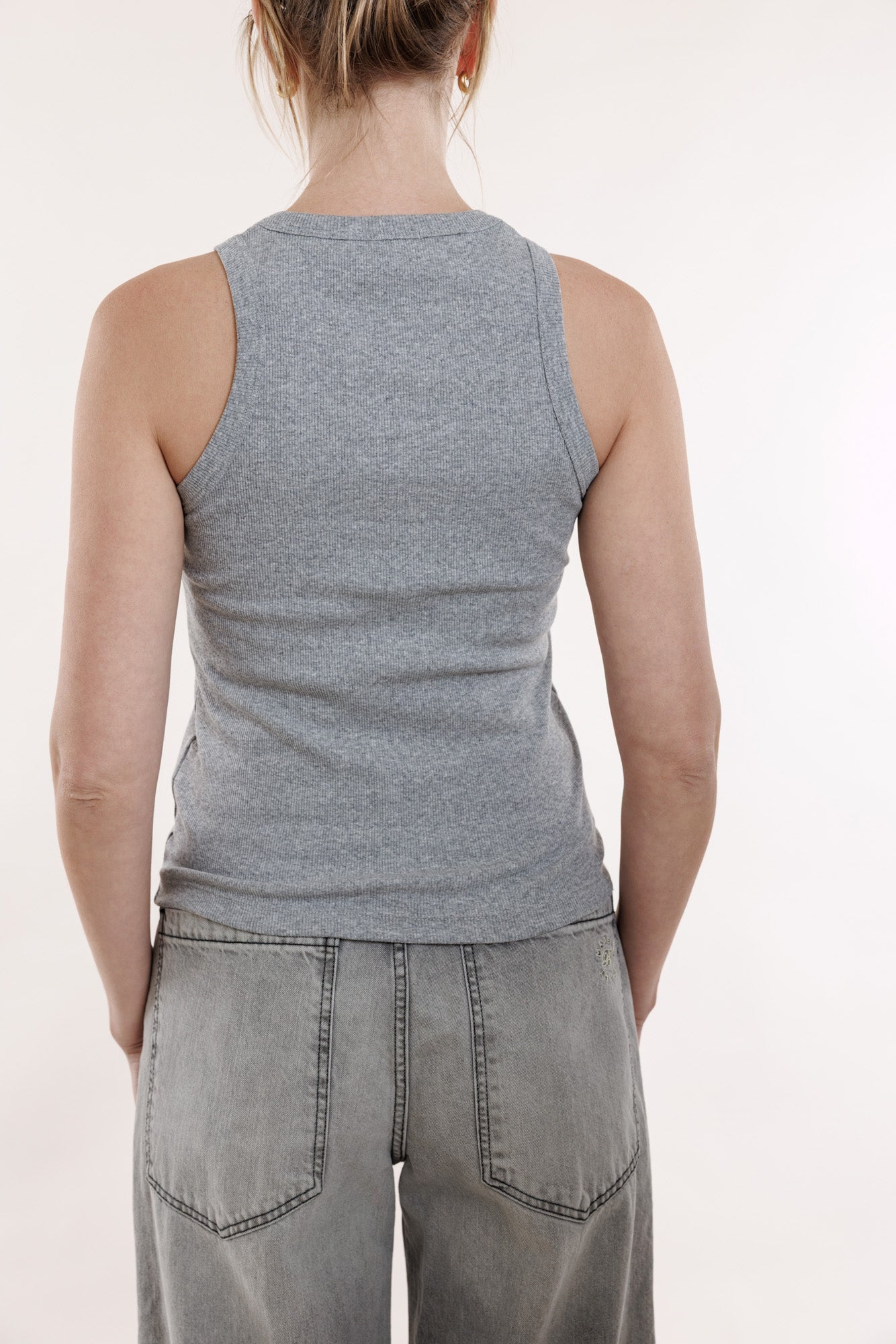 Pelēkais topiņš ar rievotu faktūru