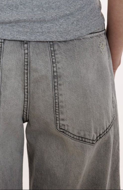 Pelēkas džinsas ar taisnām starām