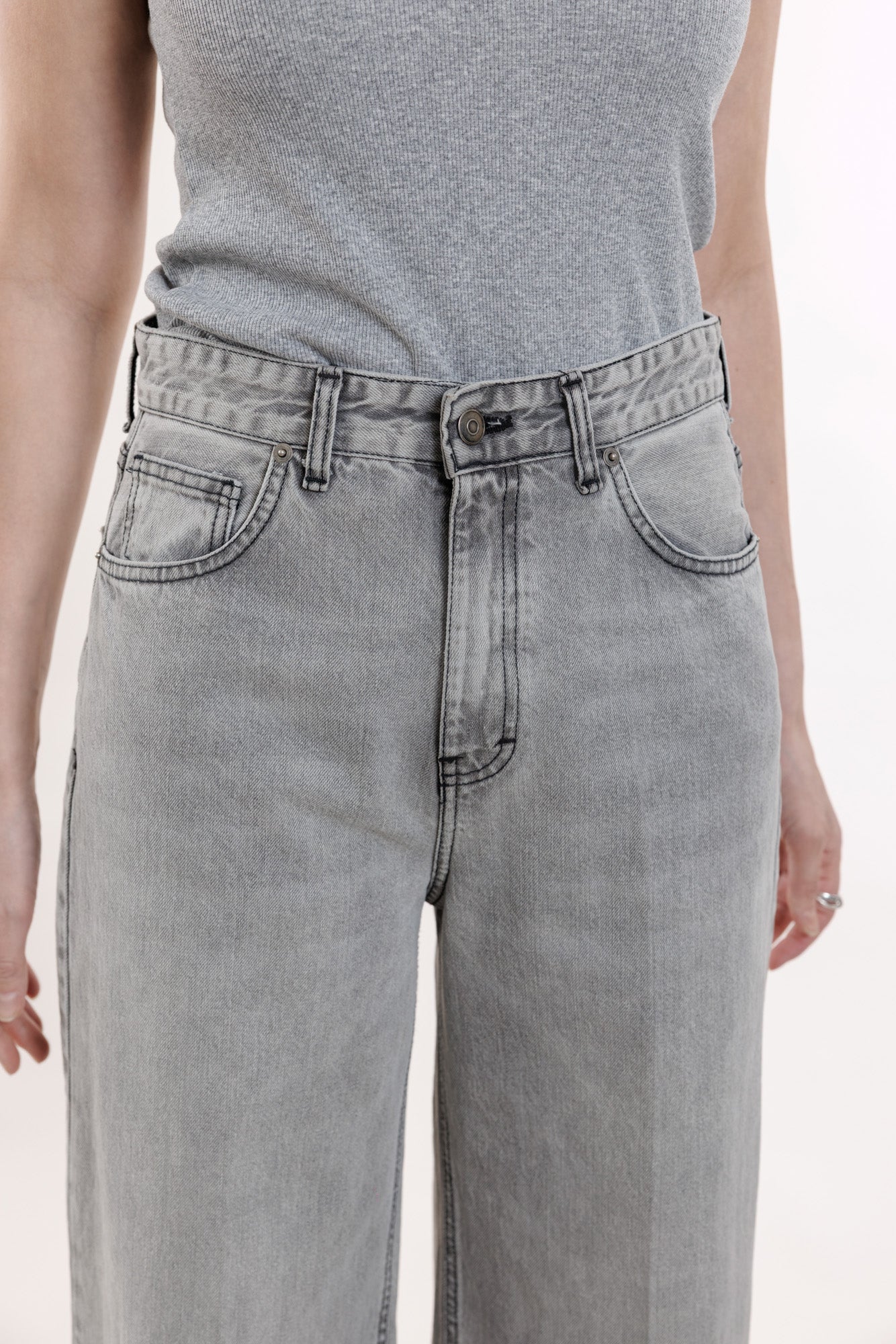 Pelēkas džinsas ar taisnām starām