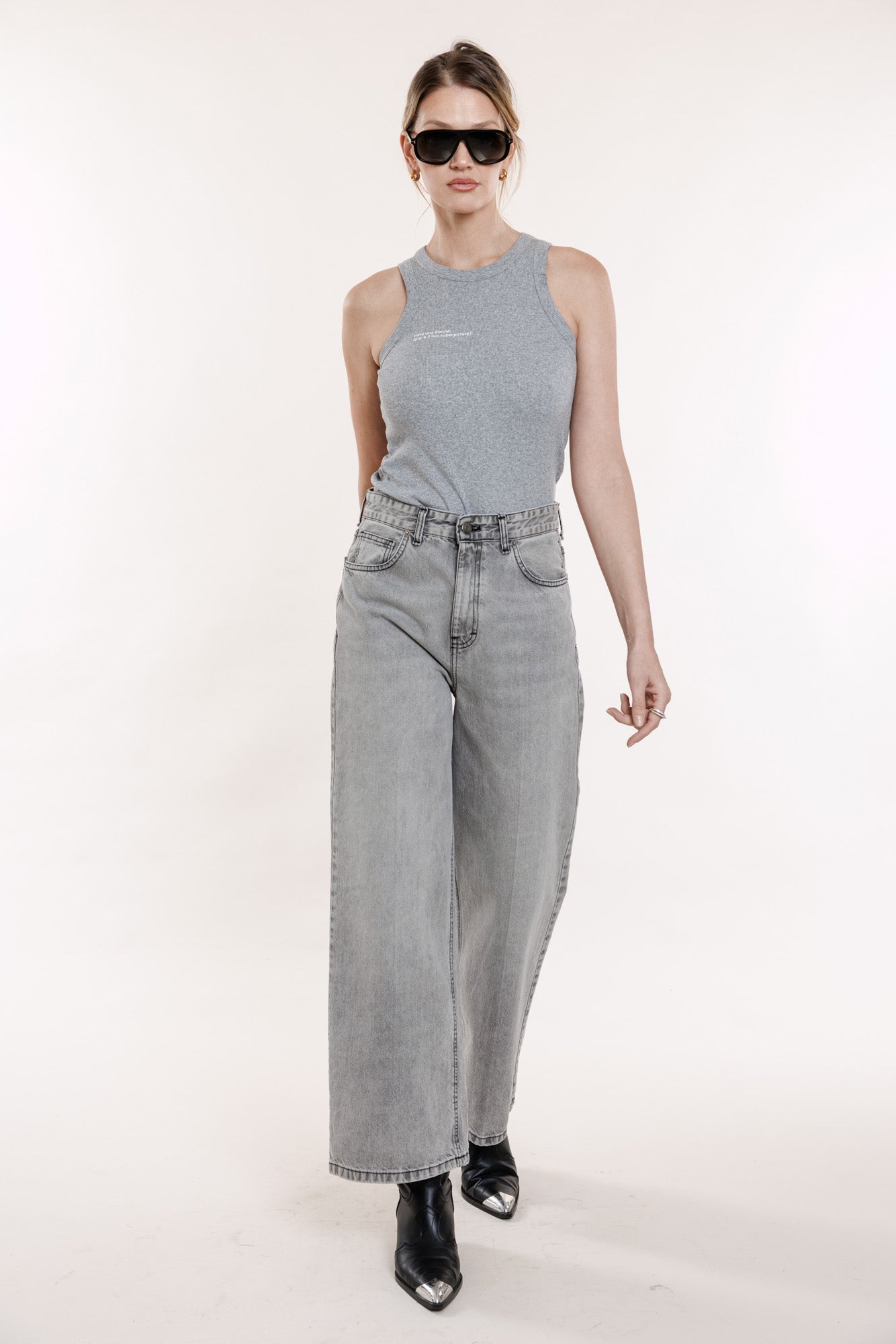 Pelēkas džinsas ar taisnām starām