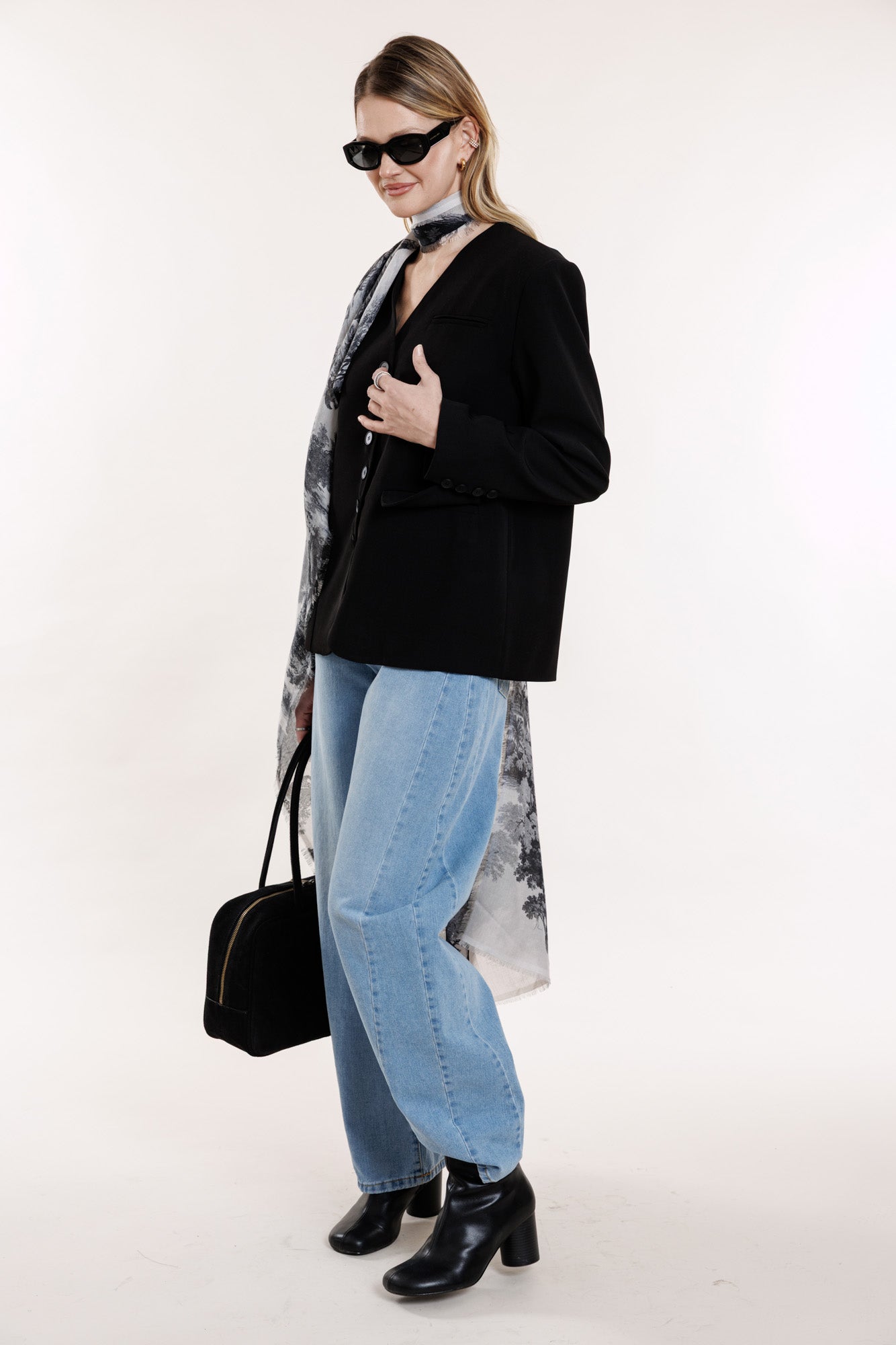 Melna žakete ar pogām