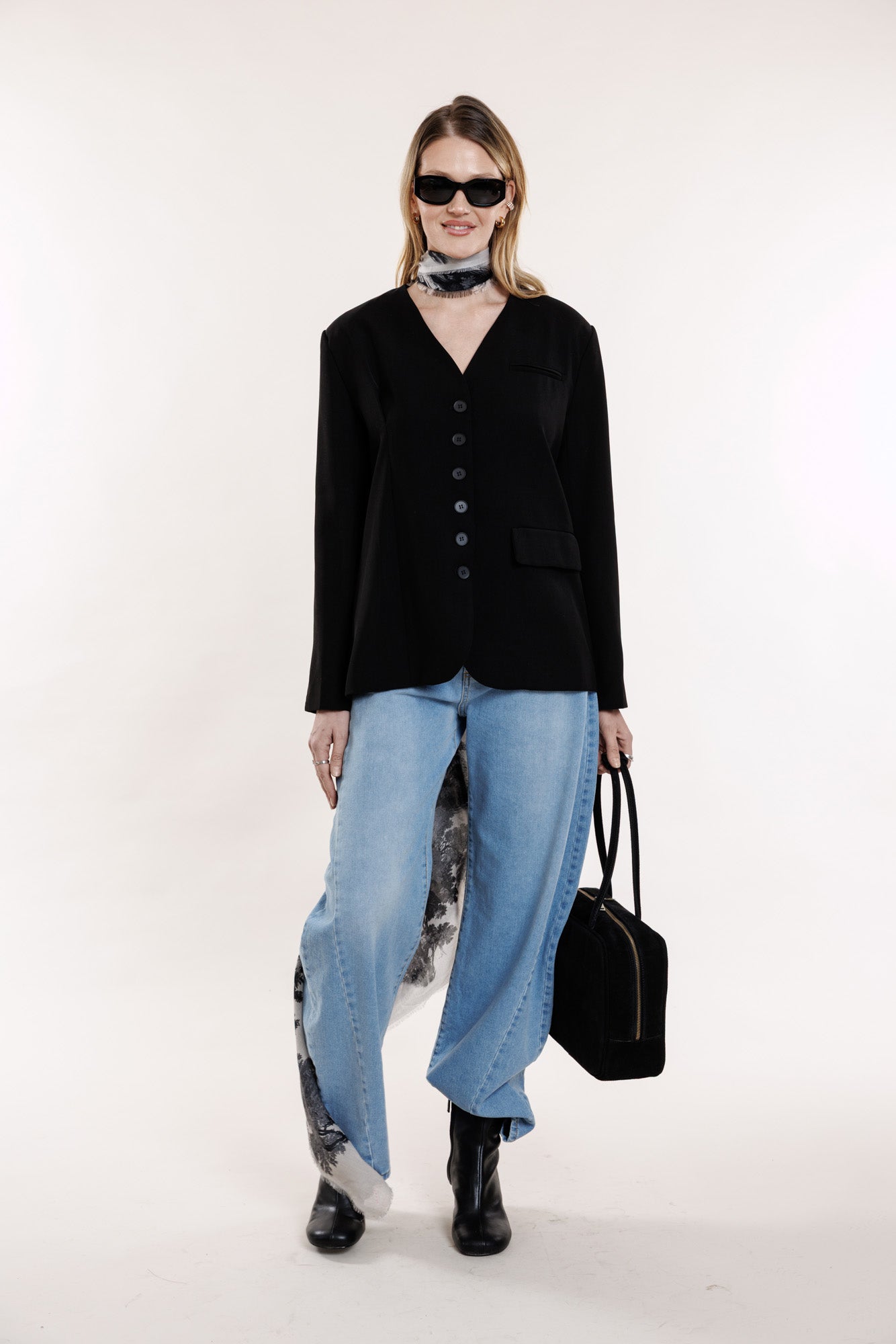 Gaiši zilas džinsas ar pakava siluetu