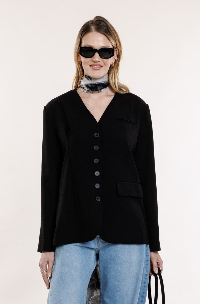 Melna žakete ar pogām