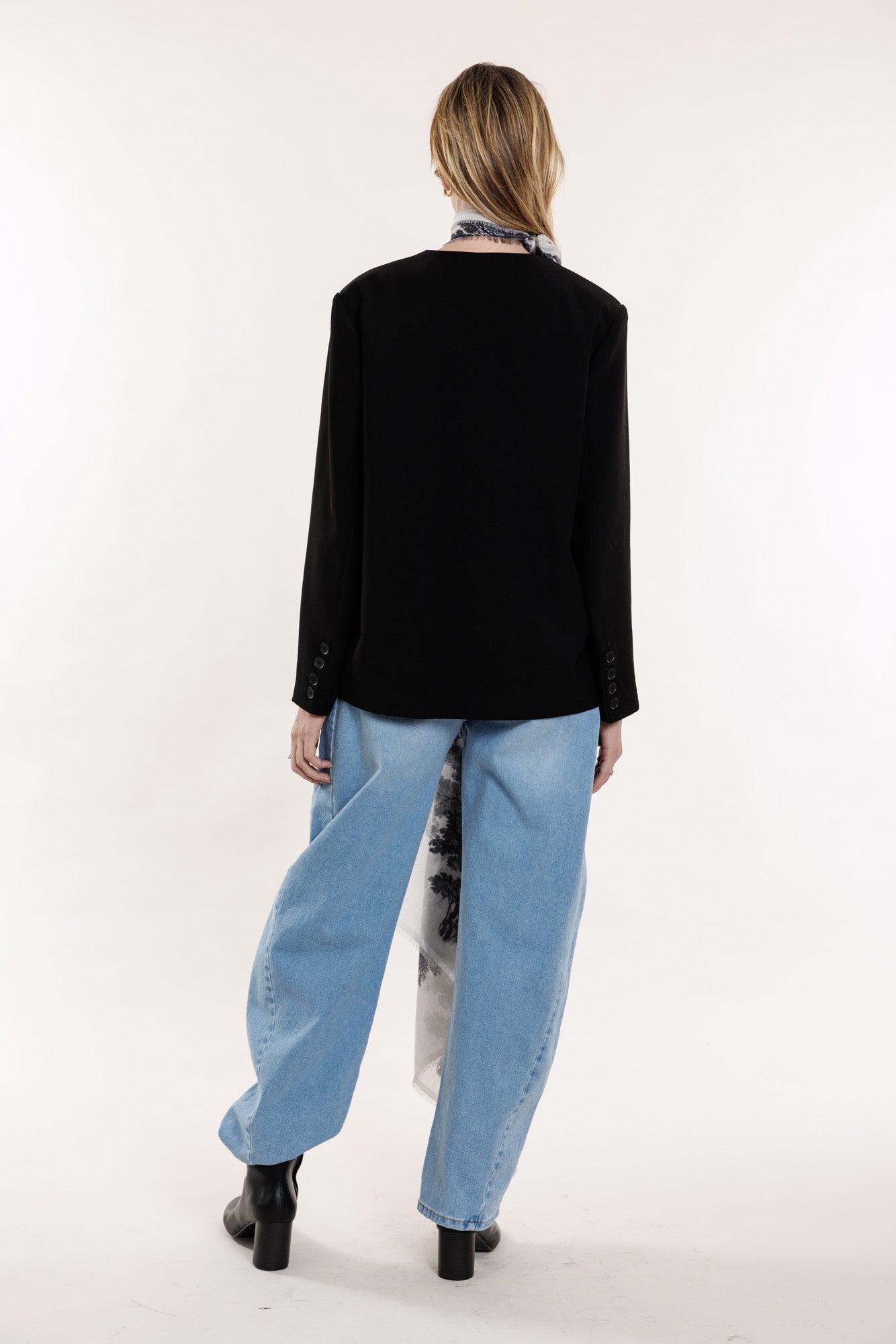 Melna žakete ar pogām