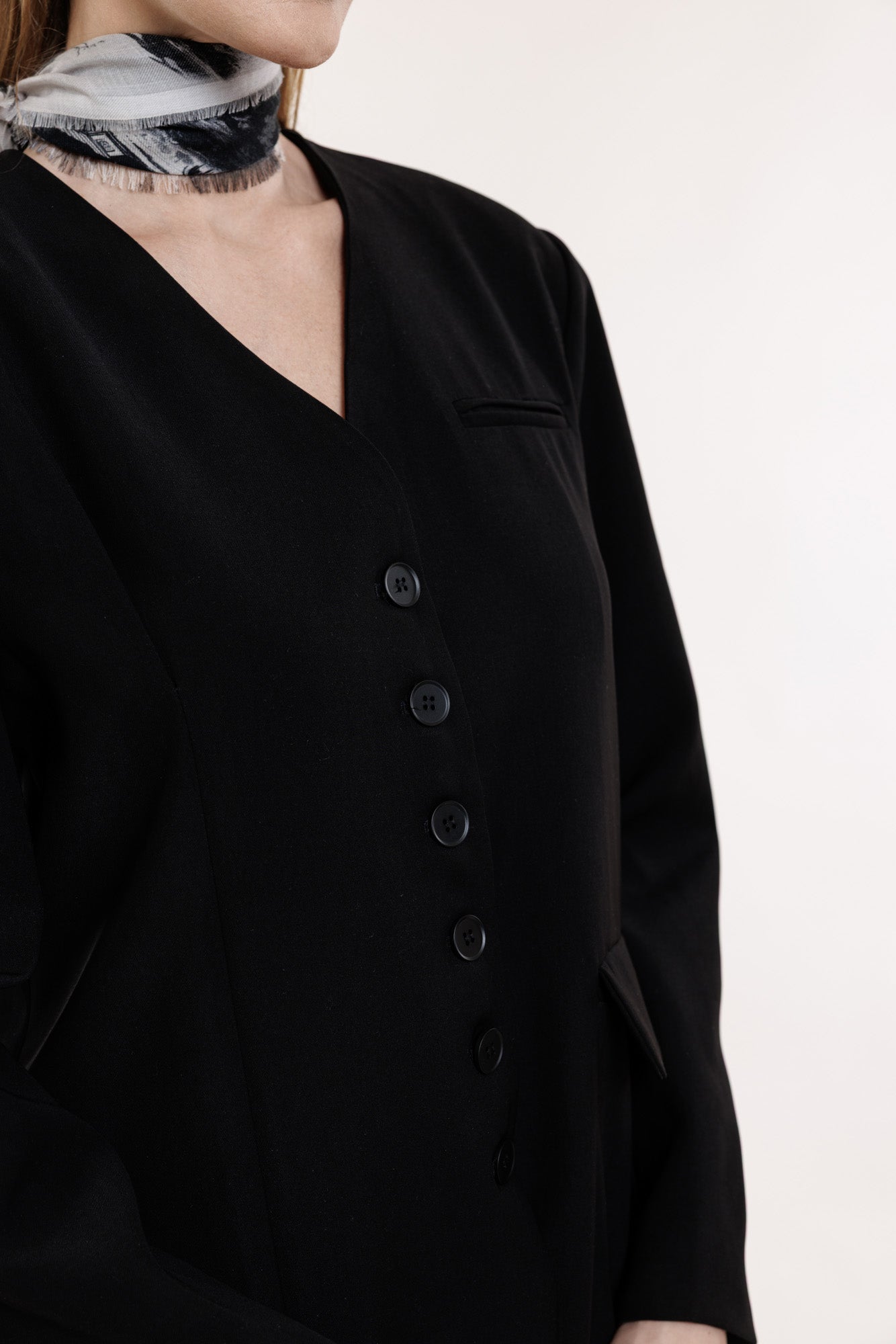 Melna žakete ar pogām