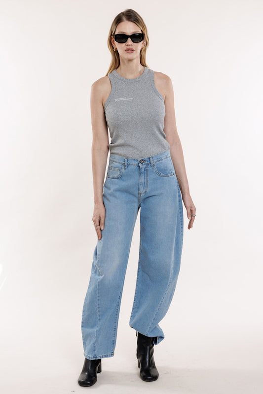 Gaiši zilas džinsas ar pakava siluetu