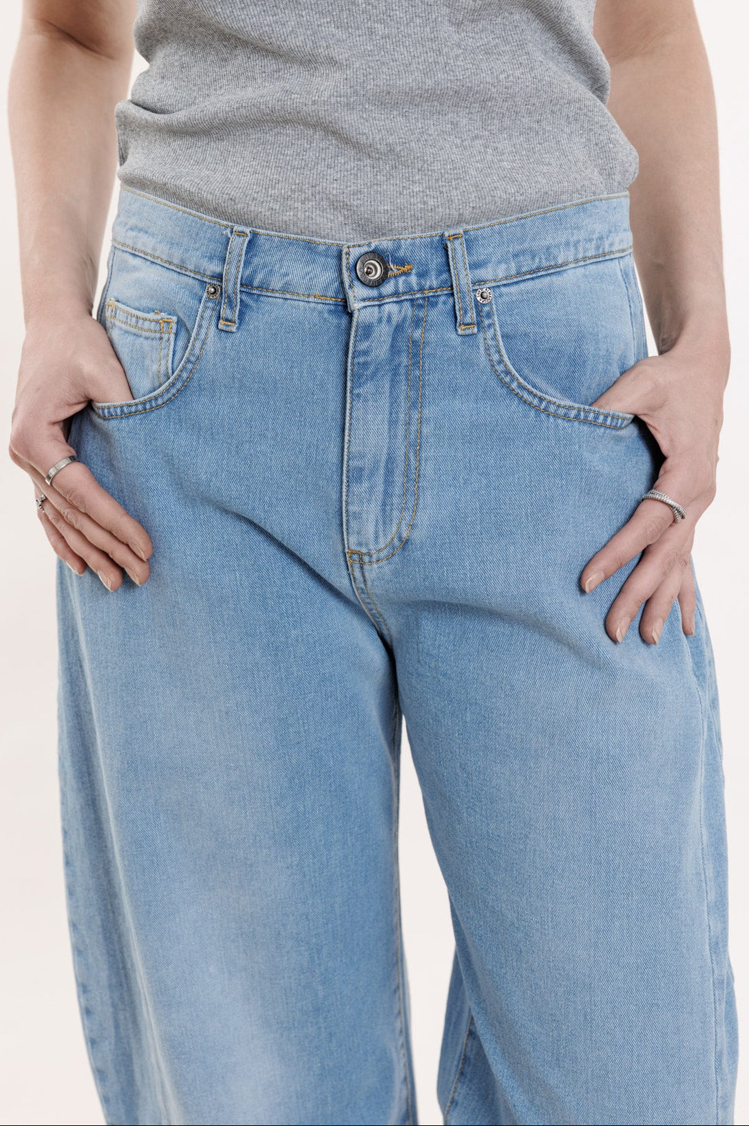 Gaiši zilas džinsas ar pakava siluetu