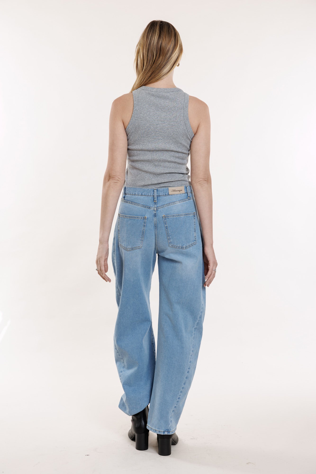 Gaiši zilas džinsas ar pakava siluetu