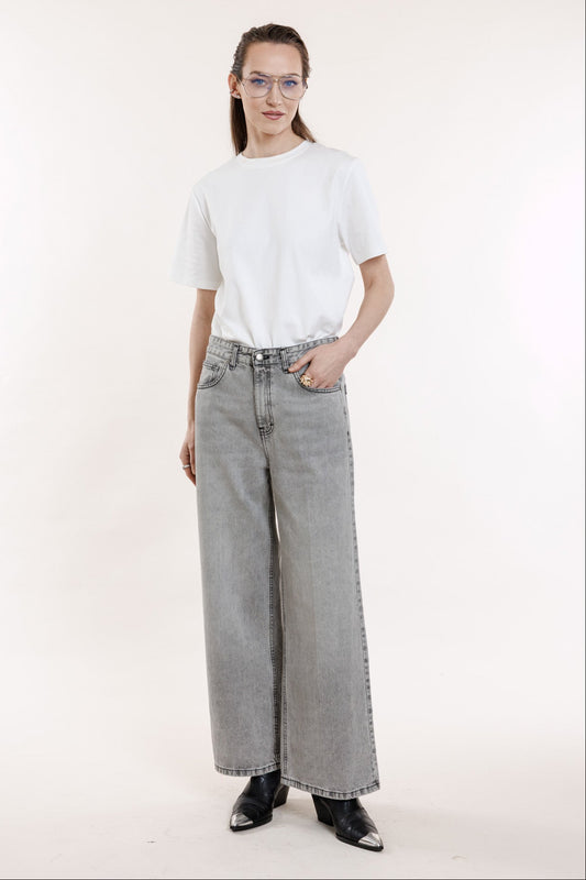 Pelēkas džinsas ar taisnām starām