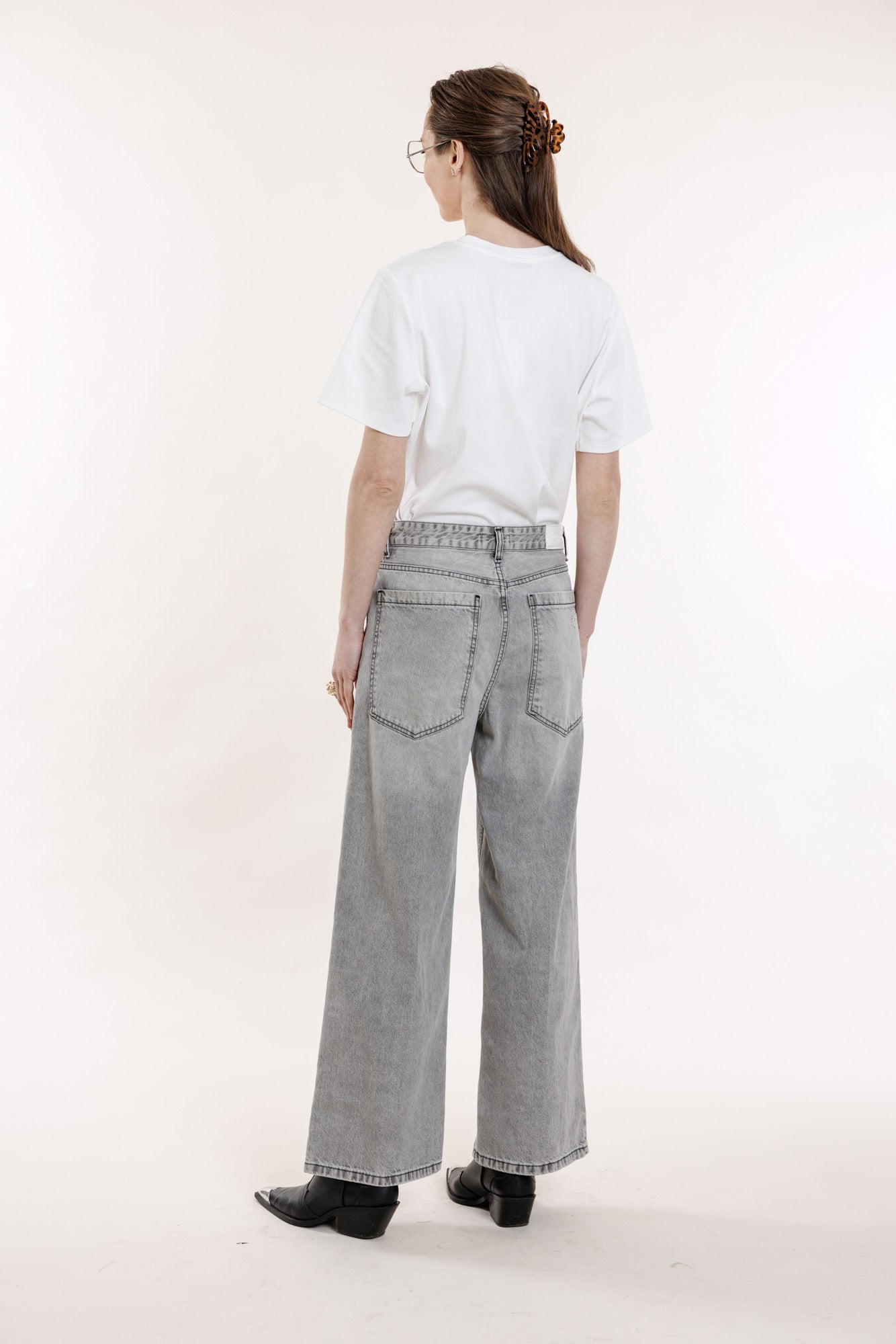 Pelēkas džinsas ar taisnām starām