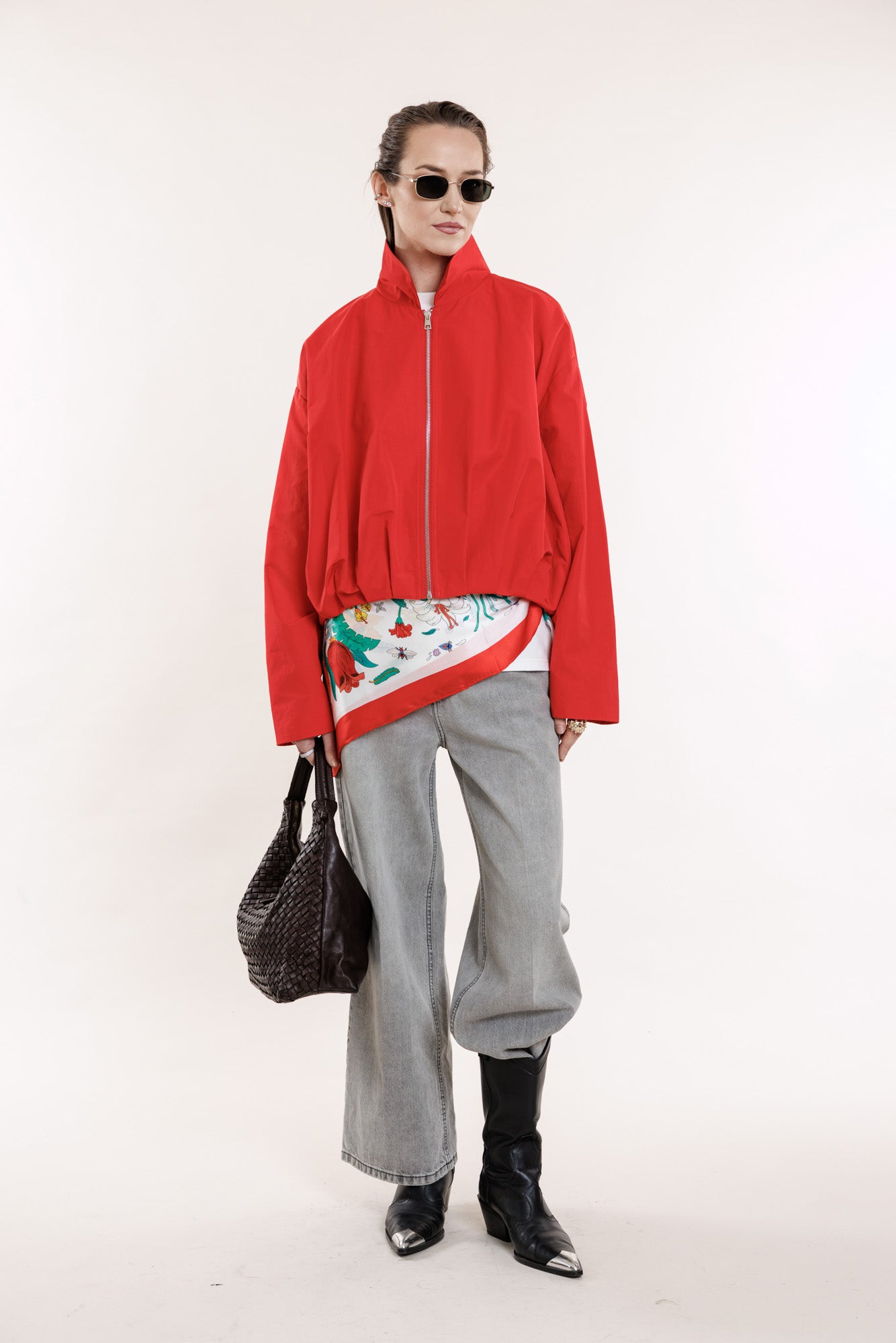 Bombers ar rāvējslēdzēju koši sarkanā tonī