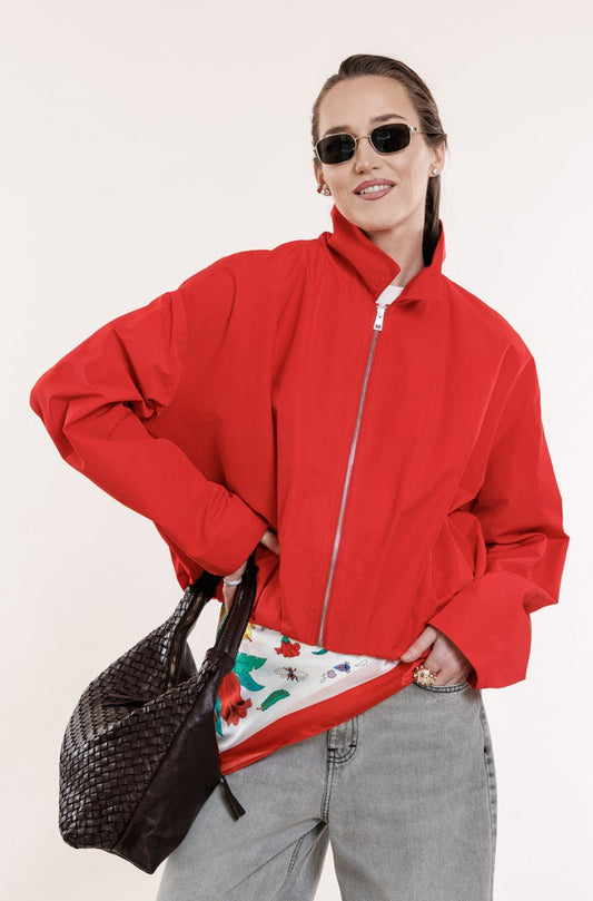 Bombers ar rāvējslēdzēju koši sarkanā tonī