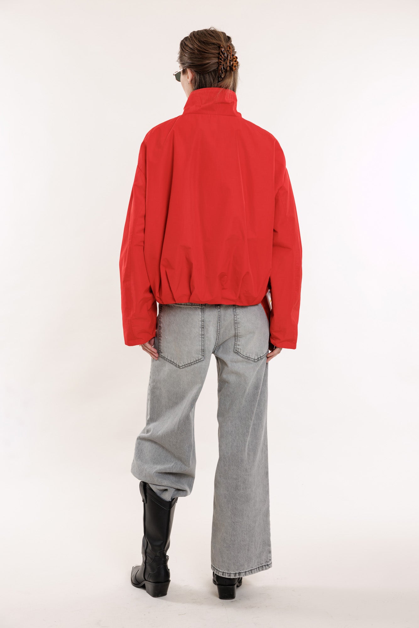 Bombers ar rāvējslēdzēju koši sarkanā tonī