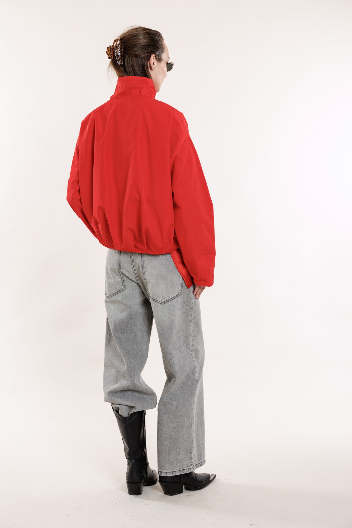 Bombers ar rāvējslēdzēju koši sarkanā tonī