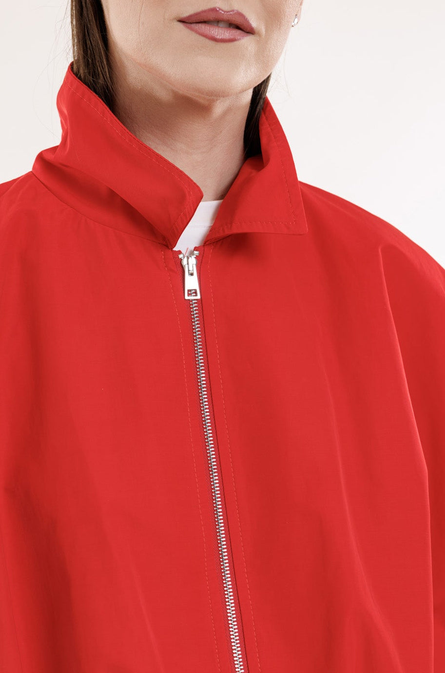 Bombers ar rāvējslēdzēju koši sarkanā tonī