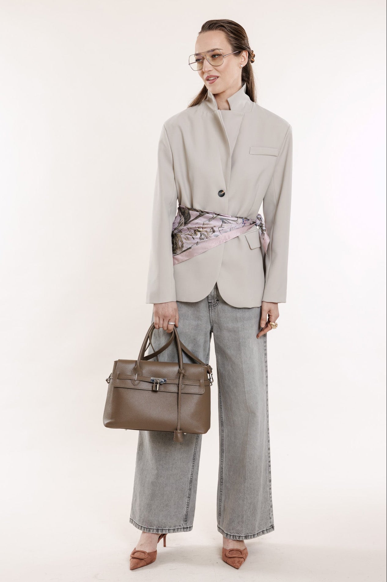 Klasiska žakete ziloņkaula tonī