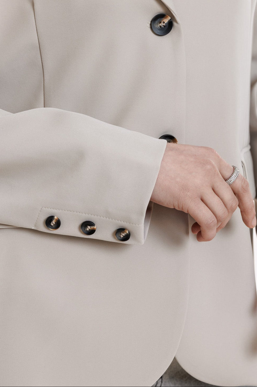 Klasiska žakete ziloņkaula tonī