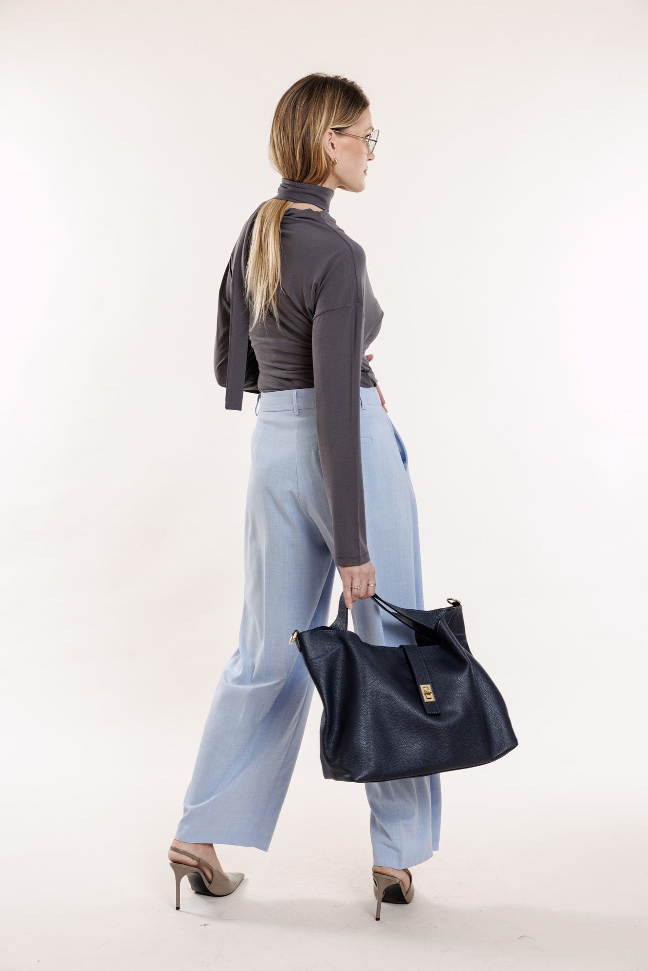 Elegants trikotāžas tops ar garām piedurknēm